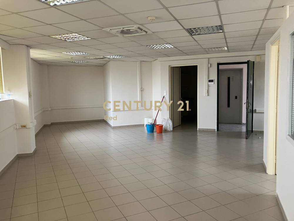 Επαγγελματικό κτίριο στην περιοχή Πέραμα — φωτογραφία 2
